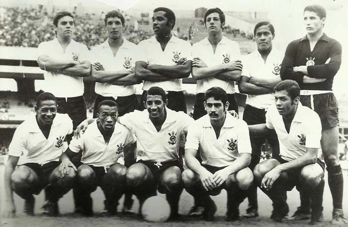 Equipe do Corinthians em 1969, no Morumbi ainda inacabado. Em pé, da esquerda para a direita: Polaco, Dirceu Alves, Ditão, Luiz Carlos, Pedro Rodrigues e Alexandre. Agachados: Paulo Borges, Ivair, Benê, Rivellino e Suingue. Foto: arquivo pessoal de Polaco