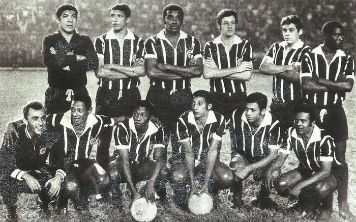 Formação do Corinthians em 1969, no Pacaembu, à noite. Em pé, da esquerda para a direita: Lula, Dirceu Alves, Ditão, Luiz Carlos, Polaco e Miranda. Agachados: Toninho (massagista), Paulo Borges, Ivair, Benê, Suingue e Lima. Foto: arquivo pessoal de Polaco