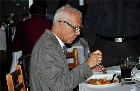 Uma foto, uma hist&oacute;ria! O 'Divino" Ademir da Guia  se deliciando com uma pasta na festa de veteranos do Palmeiras de 2018