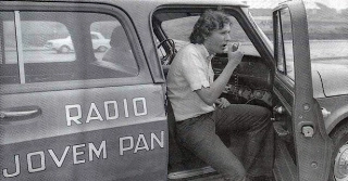 A foto é de junho de 1972 quando eu, Milton Neves, iniciava minha longa e feliz permanência como funcionário da Rádio Jovem Pan AM de São Paulo