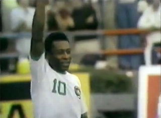 Achados & Perdidos: A estreia de Pel&eacute; pelo Cosmos, marcando gol