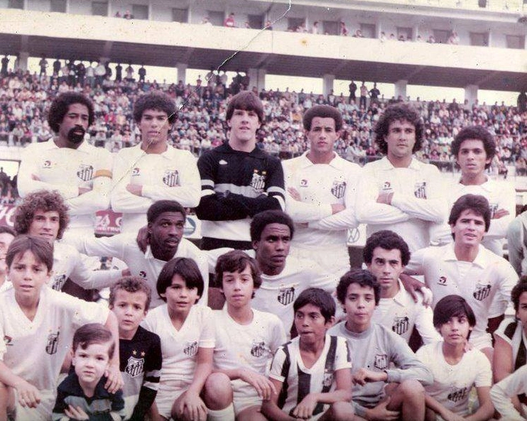 Santos em 1983. Em pé, da esquerda para a direita: Gilberto Sorriso, Davi, Marolla, Dema, Toninho Carlos e Toninho Oliveira. Agachados: Lino, Paulo Isidoro, Serginho Chulapa, Pita e João Paulo. Foto: ASSOPHIS (Associação dos Pesquisadores e Historiadores do Santos F.C)