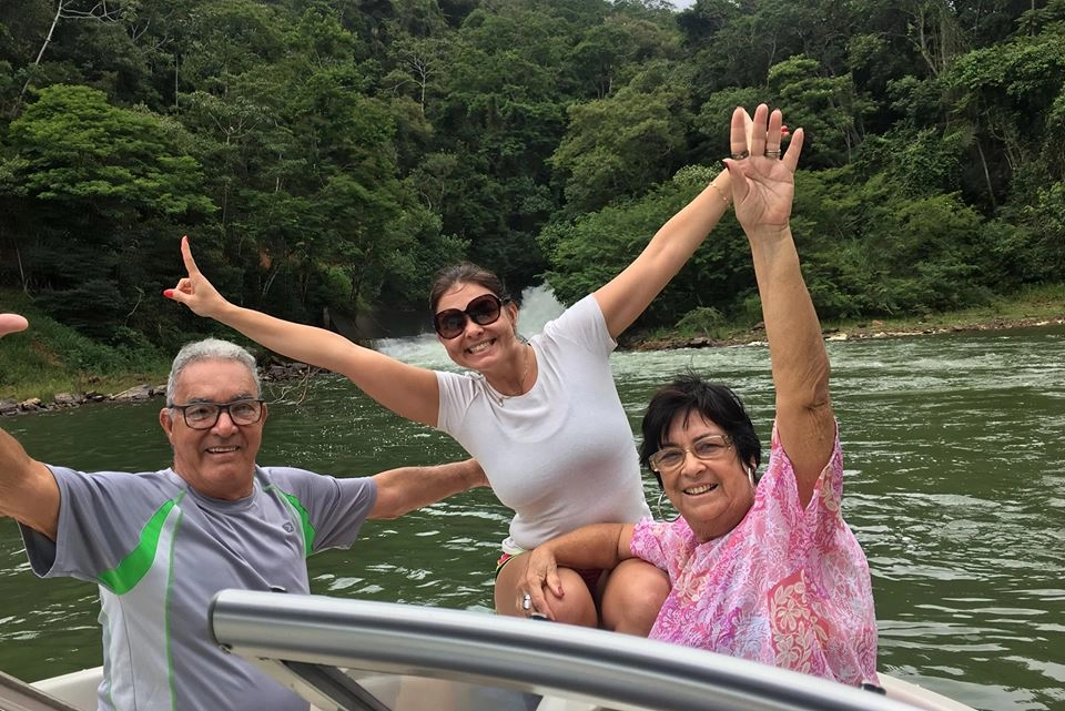 Em 23 de julho de 2018, o casal Ita e Walda com a filha Itala Kelly comemoram o aniversário de Walda, passeando de barco. Foto: arquivo pessoal de Walda Vieira da Silva