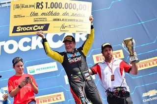 Comemoração ao lado do chefe de equipe Mauricio Ferreira e do filho caçula Fernando. Foto: Duda Bairros / Vicar