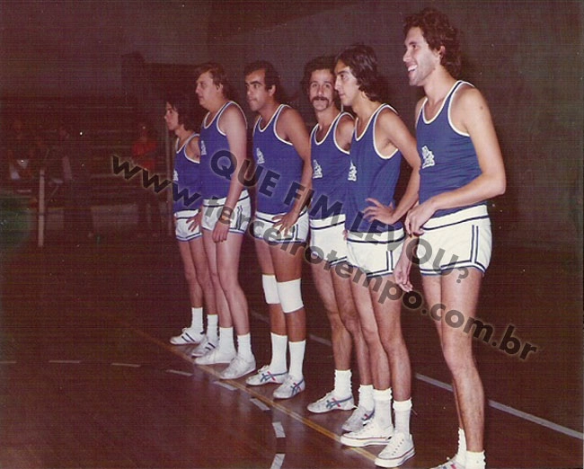 Galvão Bueno foi jogador de basquete! A foto, de 1972, é do jornalista Waldo Braga, colega de faculdade de Educação Física de Galvão em São Caetano do Sul-SP. Da esquerda para a direita, Galvão Bueno é o quinto
