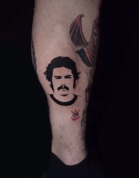 A perfeita tatuagem que o fã Lucas Baptistella fez de seu ídolo Roberto Rivellino