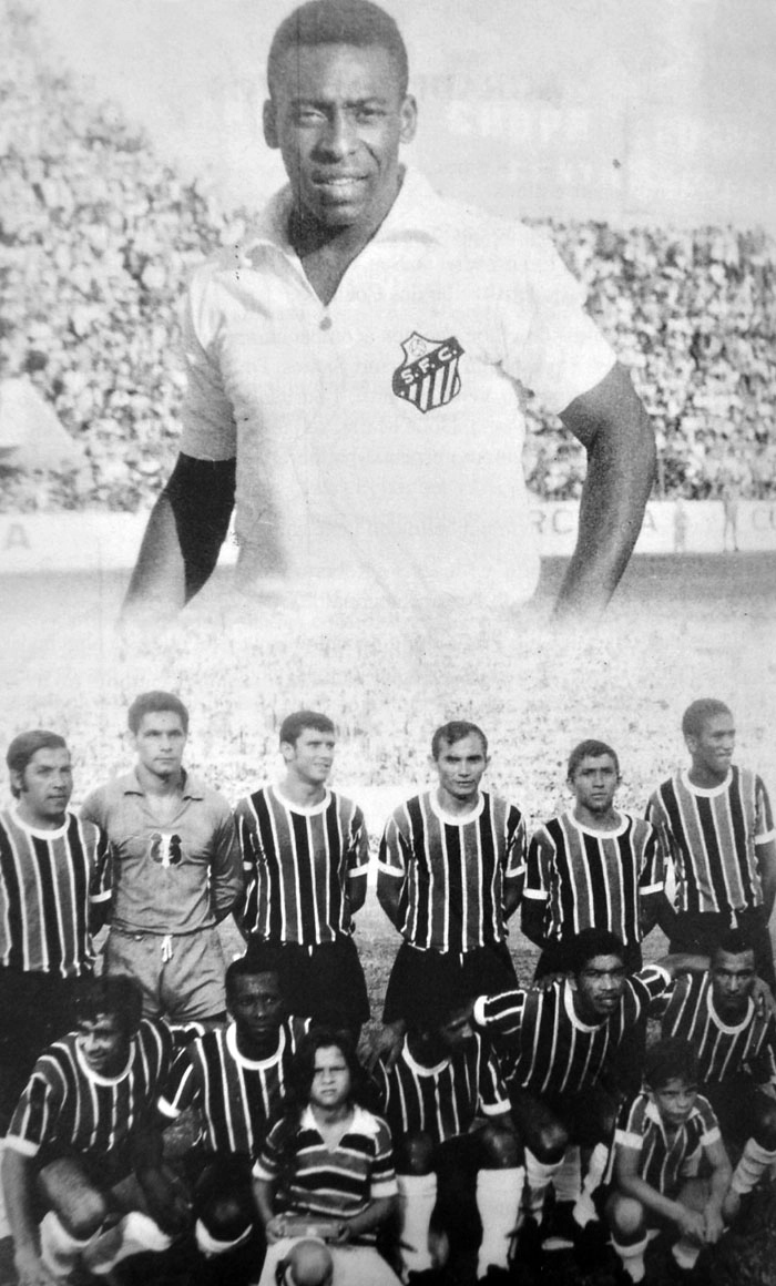 Acima em destaque, Pelé. Abaixo, da esquerda para a direita, em pé: Gena, Gilberto, jogador não identificado, Antonino, Givanildo e jogador não identificado. Agachados: jogador não identificado, jogador não identificado, Fernando Santana, Luciano Qualhada e Ramon. Foto: Reprodução do livro 