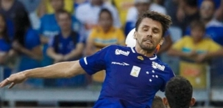 Além de fechar o Brasileirão de 2015 na reserva da dupla de defesa formada por Manoel e Bruno Rodrigo, zagueiro também teria que disputar um lugar com Dedé