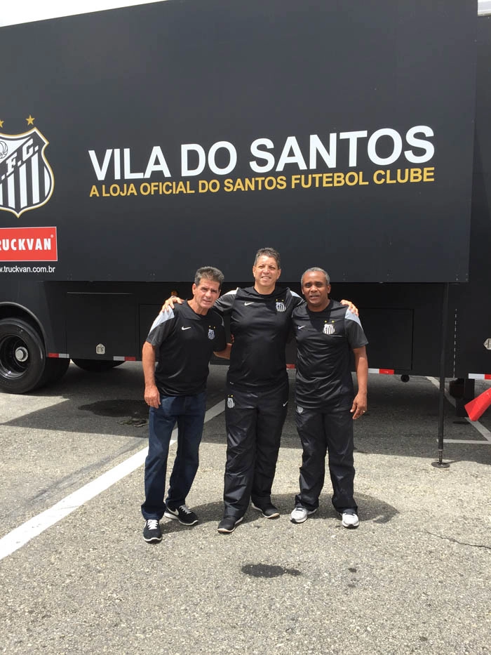 João Paulo na esquerda, um amigo e Juary na direita, em frente a uma loja móvel do Santos, em 2015. Foto: divulgação