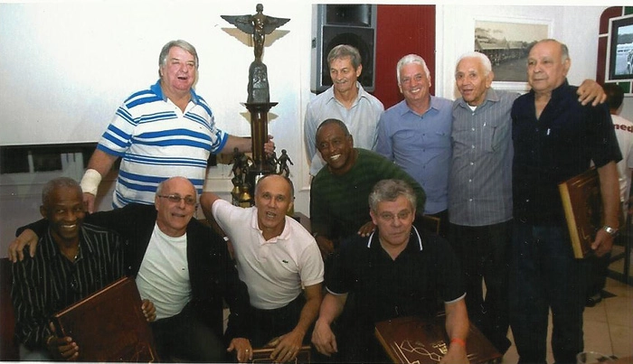 Amigos reunidos no bairro de Laranjeiras, no Rio de Janeiro, para uma homenagem a Manfrini. Em pé, da esquerda para a direita: Jorge Vitório, Silveira, Marco Aurélio, Duque e Dionísio, o `Bode Atômico´. Agachados: Marquinhos, Zé Roberto, Rubens Galaxe, Jeremias e Manfrini. Foto enviada por Emílio A. Duva, do site Net-Flu