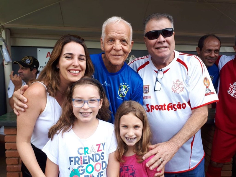 Na foto aparecem Ademir da Guia, o jornalista Roberto Diogo, e Paula, neta, e Julia a Giovana, neta e bisnetas do ex-jogador Armando Renganeschi