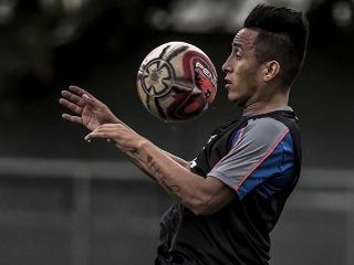 Meia peruano está treinando no clube mexicano enquanto não decide seu futuro. Foto: Ivan Storti/Santos FC