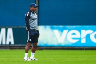 Roger Machado comandando treino do Tricolor. Fotos: Renan Jardim/Grêmio FBPA