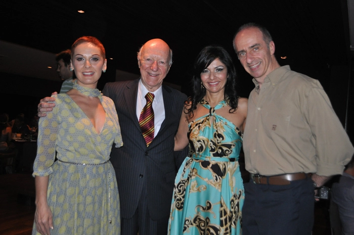 A cantora Mafalda Minnozzi, acompanhada do marido, foi ao lan&ccedil;amento do livro Claudio Carsughi - Meus 50 Anos de Brasil. Da esquerda para a direita: Mafalda Minnozzi, Claudio Carsughi, Claudia Carsughi e Marco Bisconti, marido de Mafalda. Foto: Marcos J&uacute;nior/Portal TT