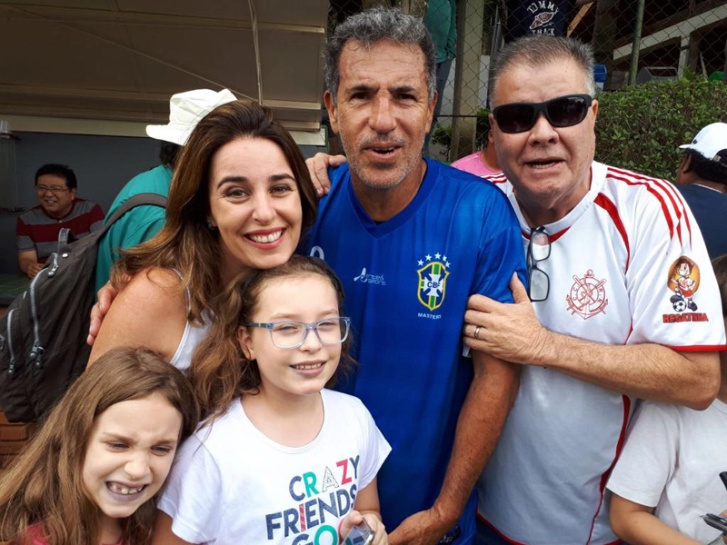 Na foto vemos e ex-atacante Careca, o jornalista Roberto Diogo, e Paula, neta, e Julia e Giovana, bisnetas do ex-jogador Armando Renganeschi