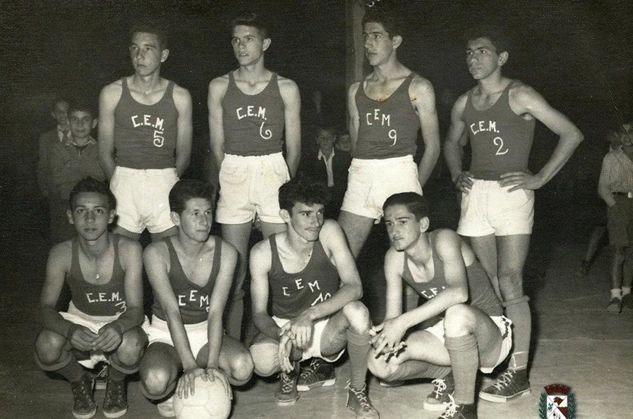 Time de basquete do Colégio Estadual de Muzambinho em 1953. Em pé, da esquerda para a direita: Delfo, Willian Peres Lemos, Luiz Ticristo e Darlan. Agachados: Tôti, Glênio, Tininho Fazzi e Miguel Anechinni, dentista, irmão de Nicolau Anechinni 