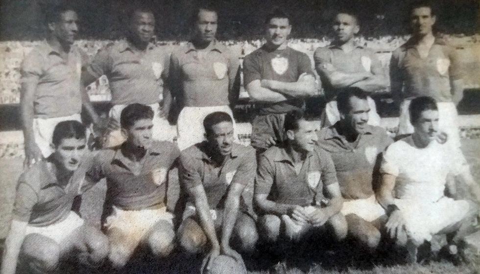 Portuguesa campeã do Rio-São Paulo 1952. Em pé: Djalma Santos, Brandãozinho, Nena, Muca, Ceci e Noronha. Agachados: Julinho, Renato, Nininho, Pinga e Simão.
