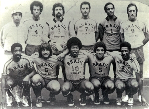 Vejam que belíssimo time brasileiro de showbal. Em pé estão Todé, Carlos Alberto Torres, Raul Marcel, Ramos Delgado, Aguinaldo Moreira e Toninho Guerreiro; agachados vemos Dorval, Écio Pasca, Jairizinho, Negreiros e Paulo Borges. Esta equipe jogava em meados da década de 1970 em uma quadra existente na antiga sede da TV Record, na avenina Miruna, no bairro do Aeroporto em São Paulo