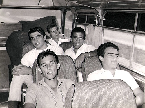 Na fileira do meio, à esquerda, aparece Écio Pasca. À direita, usando relógio, vemos Minuca. Os dois à frente são Meméia e Alfaro. Os garotos são da Seleção Paulista de Novos em 1965. A foto é do enorme acervo de Sarkis, um dos melhores fotógrafos da história do futebol brasileiro