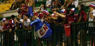 Nacional-URU decide expulsar torcedor que ironizou acidente da Chape