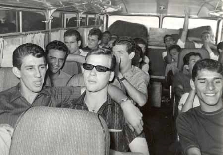 Ônibus velho levando a Seleção Paulista de Novos, em 1965. Na fila da esquerda, o primeiro é Donah (abraçando companheiro). O quarto é Santo (na janela). Atrás dele (no fundão) é Minuca. Na frente, o primeiro à direita é Zezinho (sorrindo). Na terceira fila, só a 
