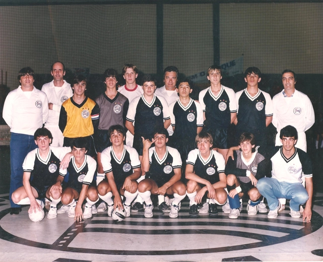 Ele é o primeiro em pé, da esquerda para a direita, como treinador do Parque da Mooca, tradicional equipe da zona leste de São Paulo. Foto: Sarkis