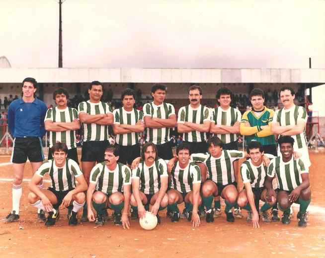 Em campo de terra, confraternização dos atletas de fim-de-semana, que sempre encantaram as manhãs de domingo paulistanas. Nesta equipe de camisa alviverde está Écio Pasca. Ele é o quinto agachado, da esquerda para a direita. Foto: Sarkis