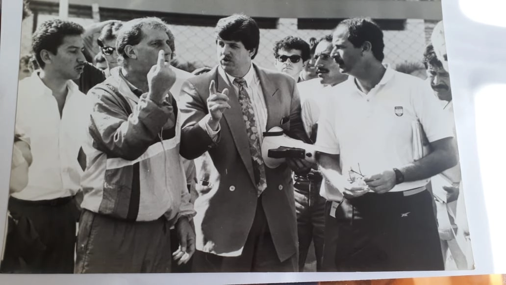 Na década de 90, no clube A Hebraica, em São Paulo, Carlos Bilardo (à esquerda, com o dedo indicador para cima) conversa com amigos, entre eles Marcos Falopa (à direita, de camisa branca). Foto: arquivo pessoal de Marcos Falopa