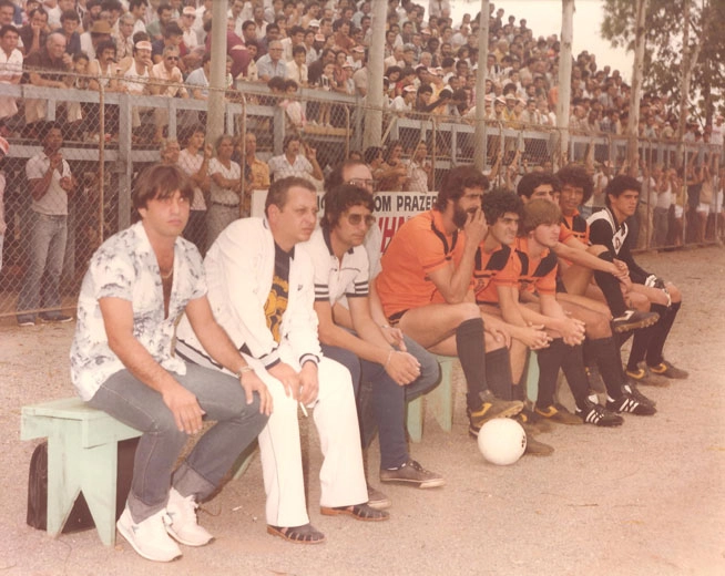 Acompanhando do singelo banco de reservas, Écio Pasca é o primeiro, da esquerda para a direita. O último é o goleiro Dagoberto, ex-Corinthians. Arquibancadas repletas para acompanhar o Desafio ao Galo da TV Record. Foto: Sarkis