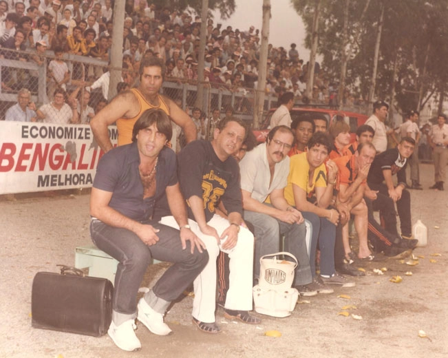 Começo dos anos 80, auge do Desafio ao Galo, com arquibancadas lotadas no CMTC Clube. Écio Pasca é o primeiro, da esquerda para a direita. Na mochila branca, da marca Olimpiadas, que sempre aparecia nas lutas de boxe, guardava pomadas, mercúrio-cromo, ataduras, esparadrapos... Foto: Sarkis