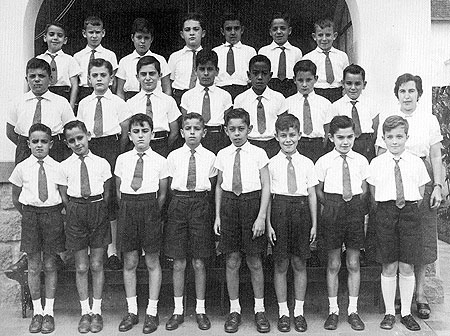 Confira uma foto inédita de Paulo Roberto Martins, no Colégio Santista Externato Santa Rita, em 1953. Ele é o sétimo e último aluno, da esquerda para a direita, na segunda fileira, ao lado de sua professora. Turcão, ex-lateral-esquerdo do Santos, é o penúltimo da primeira fileira (no alto).O único aluno negro (o quinto da fila do meio) é o volante Maravilha, que jogou na Portuguesa Santista, já falecido.