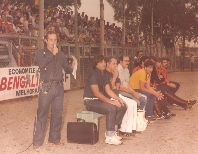 O grande e querido Samuel Ferro, uma das vozes mais marcantes do Desafio ao Galo, acompanhando o jogo à beira do campo. No banco de reservas, o primeiro da esquerda para a direita é Écio Pasca. Foto: Sarkis