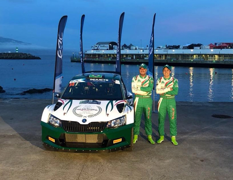 Paulo Nobre e Gabriel Morales em 21 de março de 2018, ao lado do Skoda Fabia R5 para o Rally de Açores, em Portugal. Foto: Divulgação