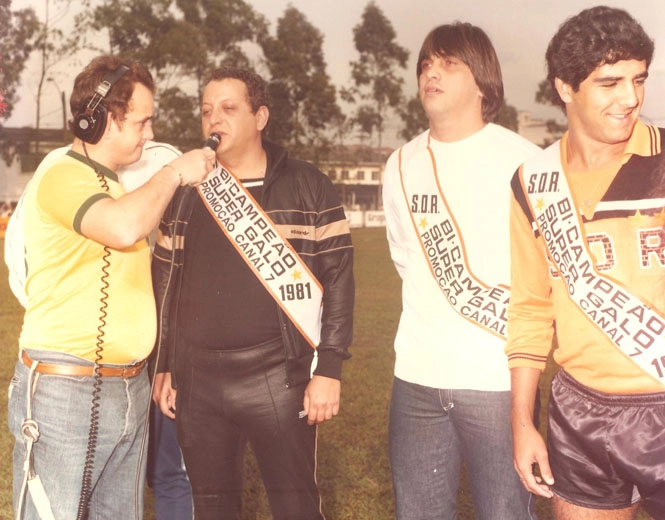 Samuel Ferro entrevista integrantes da SDR, equipe bicampeã em 1981. De camisa branca está Écio Pasca. Foto: Sarkis