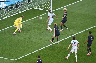 Tudo come&ccedil;ou no jogo das oitavas de final da Copa do Mundo de 2026 contra a B&oacute;snia, quando o jovem astro dos Estados Unidos, Balogun, levou o cart&atilde;o vermelho. Foto: Fifa