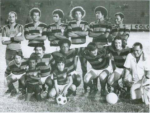 Combinado Vitória/Fluminense, que no dia 13 de junho de 1976 derrotou um combinado de jogadores estrangeiros, por 3 a 1. Em pé: Andrada, Carlos Alberto Torres, Carlos Alberto Pintinho, Joãozinho, Altivo e Rodrigues Neto. Agachados: Osni, Rivellino, Paulo Cézar Caju, Fischer, Dirceu e Gaguinho (massagista).