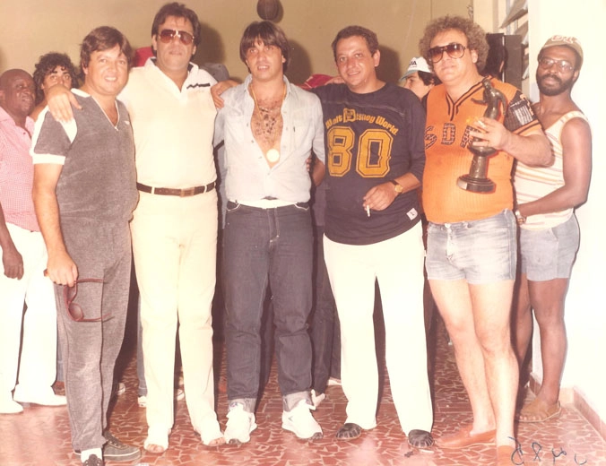 Écio Pasca, terceiro da esquerda para a direita, comemorando com amigos mais uma conquista no Desafio ao Galo. Foto: Sarkis