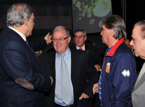 Da esquerda para a direita: Milton Neves aparece em primeiro, Écio Pasca é o terceiro e o quarto é Lucas Neto. Atrás, aparece também o Coronel Marinho