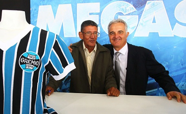 Caio e Tita, que foram companheiros do Grêmio, durante encontro dos jogadores do clube gaúcho, campeões mundiais em 1983. Foto: UOL