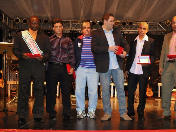 Da esquerda para a direita: Tico é o primeiro, o terceiro é Écio Pasca, e o filho de Dener aparece em quinto