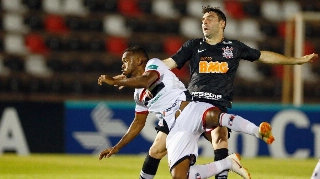 Boselli faz 1º gol pelo Corinthians e garante vitória contra o Botafogo-SP