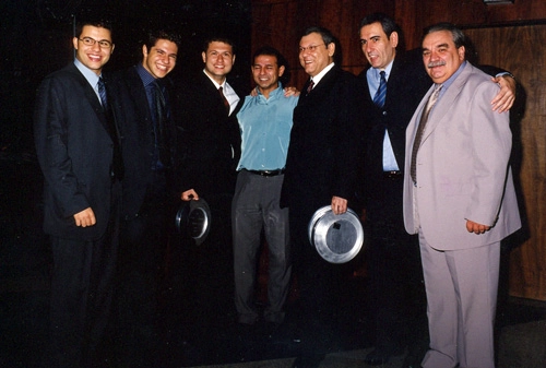 Noite de premiação do Troféu Ford-ACEESP de 2002: Rafael Neves, Netto Neves, Fábio Lucas Neves (repórter-revelação), Oscar Roberto Godoi, Milton Neves, Edu Zebini e Paulo Morsa