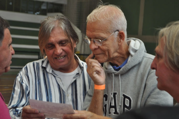 Écio Pasca e Ademir da Guia relembrando uma formação do Palmeiras em uma antiga imagem do time alviverde. À esquerda, Bentivegna e à direita está Pedrinho, irmão de Écio Pasca. Foto: Marcos Júnior/Portal TT