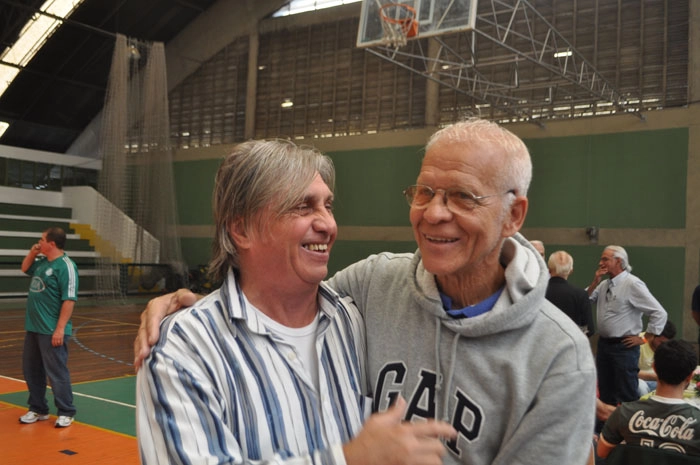 Relembrando os velhos tempos no Palmeiras em 29 de setembro de 2012,  Écio Pasca e Ademir da Guia. Atrás, à direita, Chicão (encoberto), Valdir Joaquim de Moraes (de costas) e Pio. Foto: Marcos Júnior/Portal TT