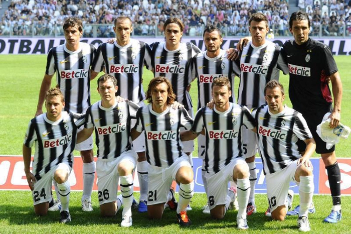 A equipe da Juventus campeã italiana em 2012: em pé, da esquerda para a direita, Estigarribia, Chielini, Matri, Pepe, Barzagli e Buffon. Agachados, da esquerda para a direita, Giaccherini, Lichtsteiner, Pirlo, Marchisio e Del Piero. Técnico: Antônio Conte. Foto: Site oficial