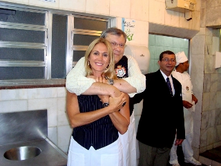 Parab&eacute;ns, Hort&ecirc;ncia! Veja o dia em que ela e Milton Neves bagun&ccedil;aram a cozinha de um restaurante
