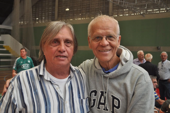 Écio Pasca e Ademir da Guia em 29 de setembro de 2012. À direita, ao fundo, estão conversando o ex-goleiro Chicão, Valdir Joaquim de Moraes (de costas) e Pio. Foto: Marcos Júnior/Portal TT