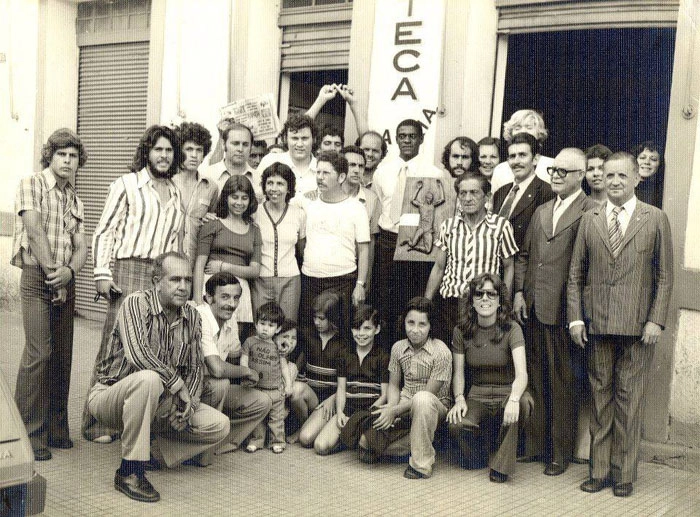 Na foto aparecem: Waldemar Anderson, Milton Neves, Willian Peres Lemos, o radialista Paulo Ferreira de Carvalho, João do Pulo, Amir Além Aquino, Maria José Lemos, o empresário Pedro Viola, o fotógrafo Wilson Lemos Filho, o saudoso Pedro Dias, o ex-prefeito Orivaldo Pereira, o saudoso Dr. Antero Costa, que era médico, o fazendeiro Osório Pereira, que já é falecido, Glênio José Rondinelli, a filha de Glênio, Vanilda, esposa de Glênio, as crianças são filhos e netos de Glênio, e Sandra Vanira Cerávolo Paoliello