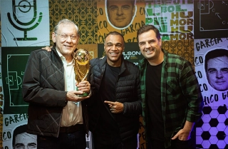O jornalista ao lado de Denilson e Chico Garcia. Foto: Moana Marques/Divulgação

