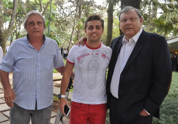 Écio Pasca e seu filho ao lado de Milton Neves no Cemitério do Morumby, em 26 de agosto de 2013, dia do sepultamento de Gylmar dos Santos Neves. Foto: Marcos Júnior/Portal TT